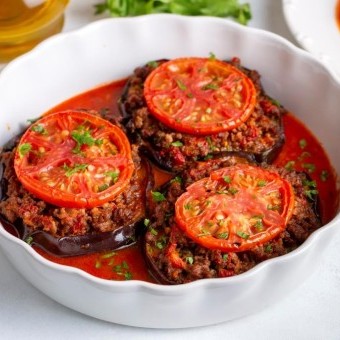 مسقعة باذنجان مشوي باللحمة المفرومة