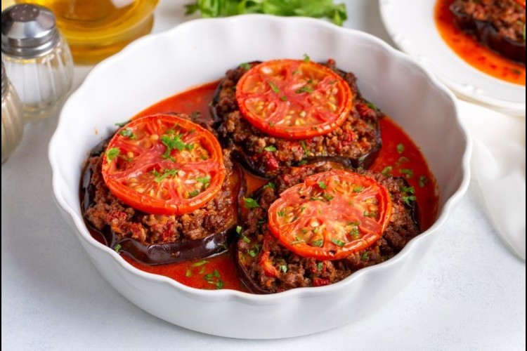 مسقعة باذنجان مشوي باللحمة المفرومة