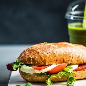 ساندويش حلوم بالبيستو