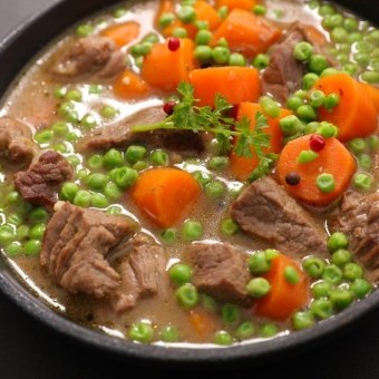 يخنة البازيلاء بالجزر واللحم