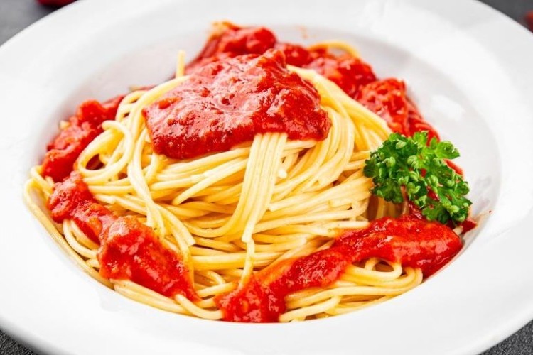 المكرونة بالصوص الأحمر