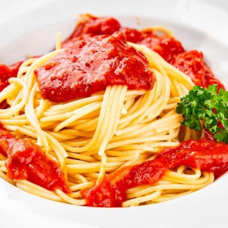 المكرونة بالصوص الأحمر