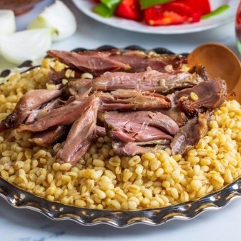 فريكة باللحمة والمكسرات