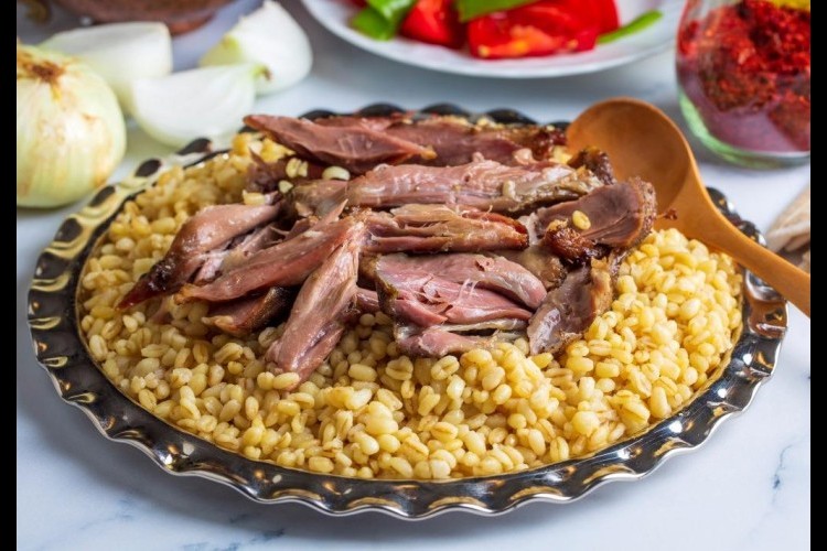 فريكة باللحمة والمكسرات