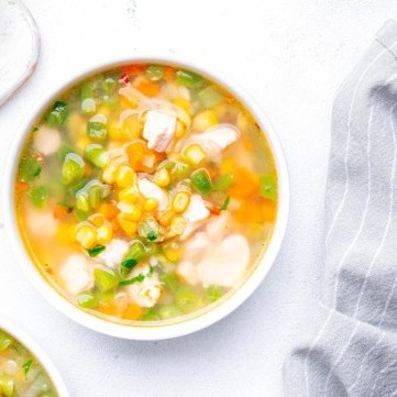شوربة الدجاج بالجزر والذرة