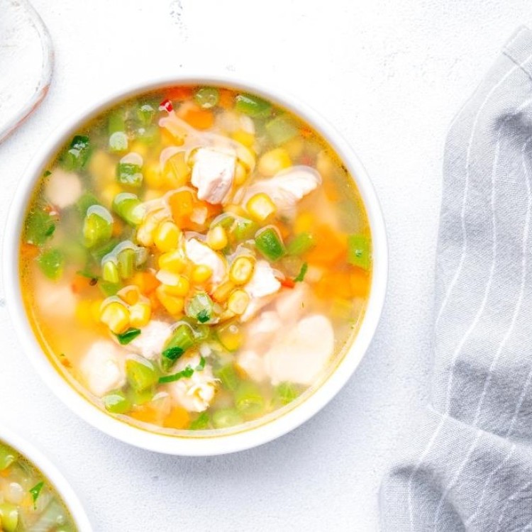 شوربة الدجاج بالجزر والذرة