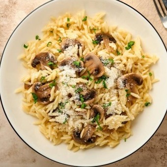 لسان عصفور بشرائح الدجاج والفطر