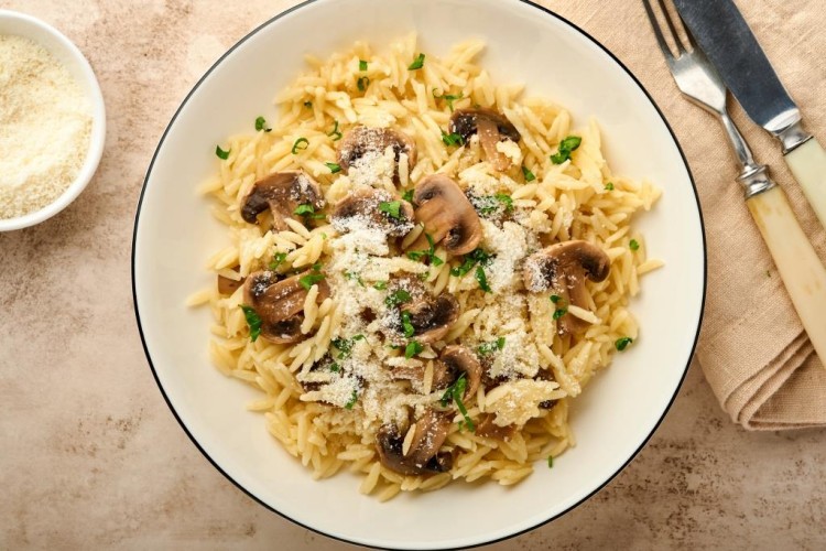 لسان عصفور بشرائح الدجاج والفطر