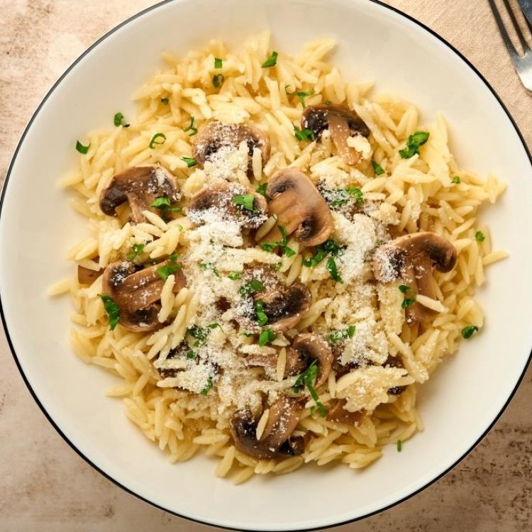 لسان عصفور بشرائح الدجاج والفطر