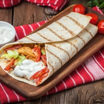 لفائف الدجاج بالصوص الأبيض