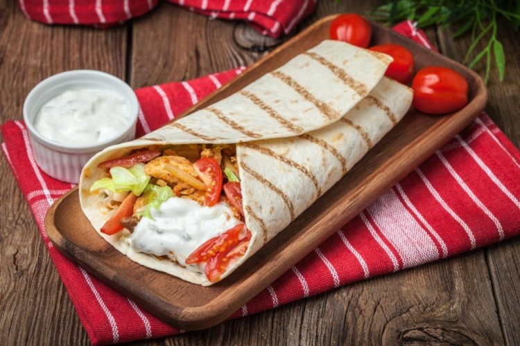 لفائف الدجاج بالصوص الأبيض