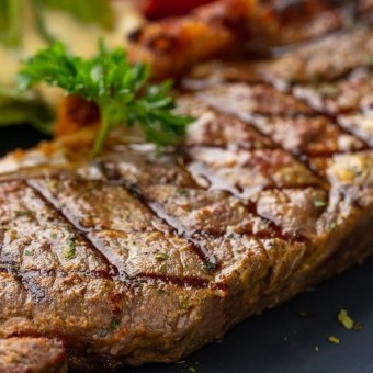 ستيك اللحم بصوص الزبدة