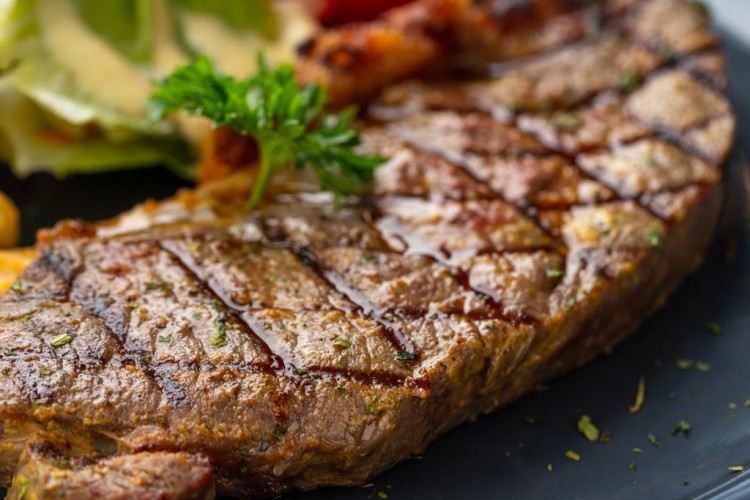 ستيك اللحم بصوص الزبدة