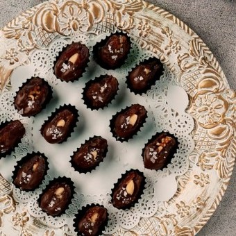 التمر المحشو والمغطى بالشوكولاتة بالفيديو