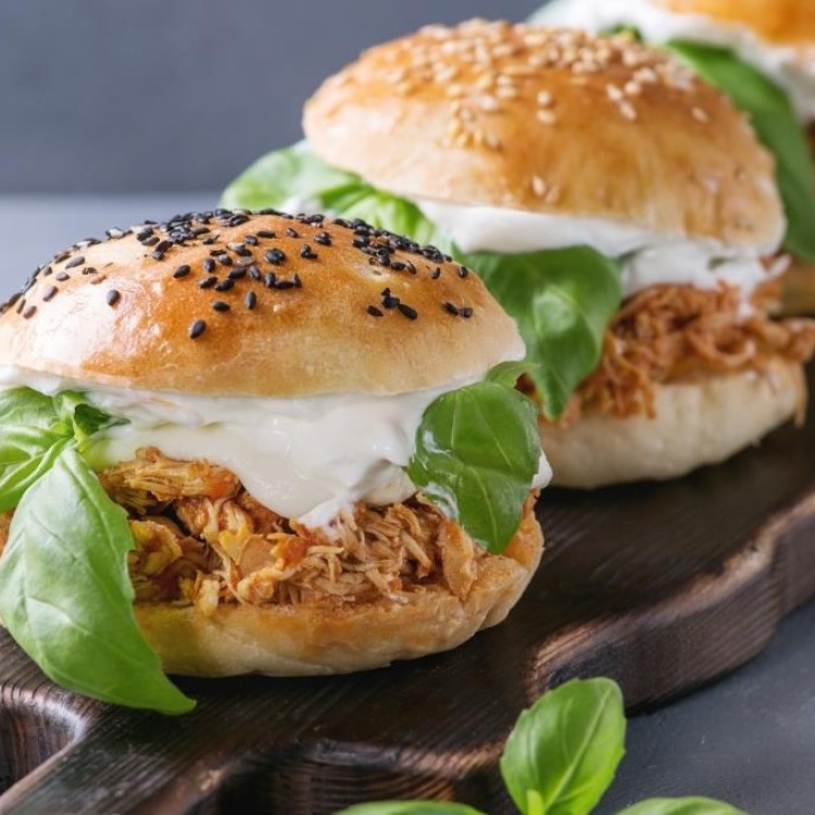 ساندويش الدجاج المسحب بالصوص