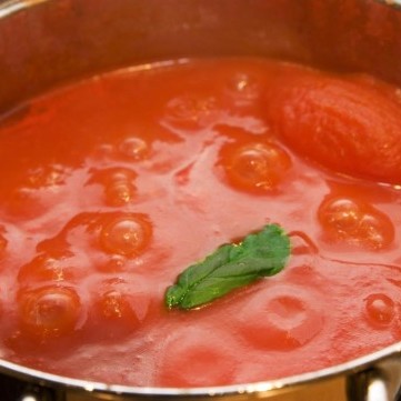 صلصة الطماطم الأساسية للمحاشي والمسقعة