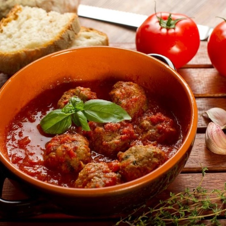 كفتة الأرز باللحم وصلصة الطماطم