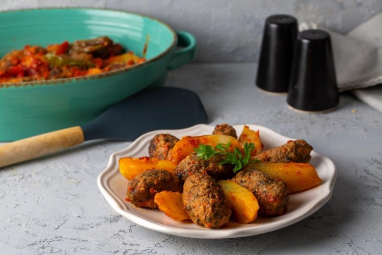 كفتة بالبطاطس وصلصة الطماطم