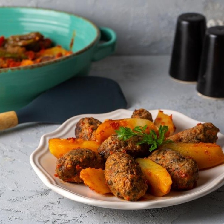 كفتة بالبطاطس وصلصة الطماطم