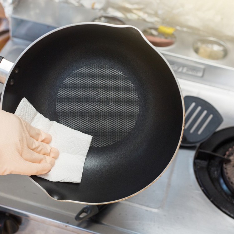 Чистить антипригарную сковороду. В сковороду налили воду. Эффективный способ очистить сковороду. Губка для чистки кастрюль и сковородок от нагара. Чистка алюминиевой посуды в домашних условиях.