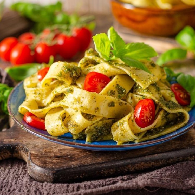 باستا إيطالية باردة مع البيستو والطماطم الكرزية