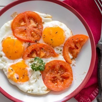 بيض بالطماطم المشوية للفطور