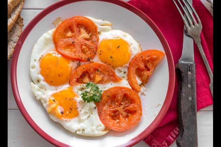 بيض بالطماطم المشوية للفطور