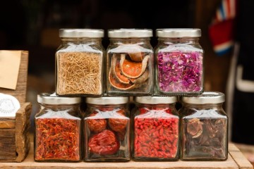 9 طرق لتنظيف مرطبان التوابل والمخللات من الروائح المتراكمة
