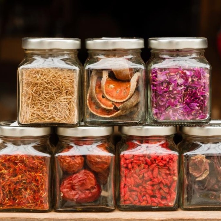 9 طرق لتنظيف مرطبان التوابل والمخللات من الروائح المتراكمة