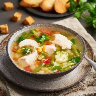 شوربة الدجاج بالخضار والليمون