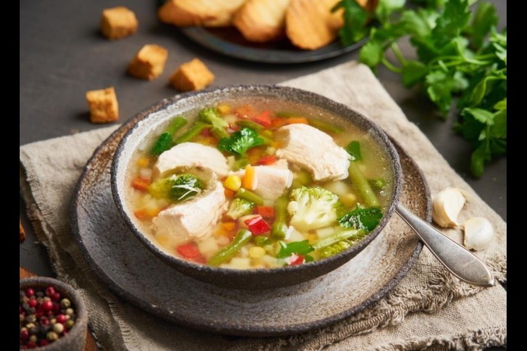 شوربة الدجاج بالخضار والليمون