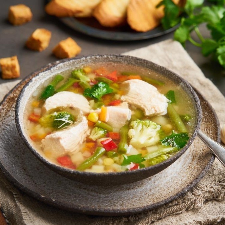 شوربة الدجاج بالخضار والليمون