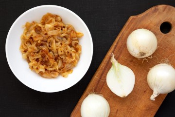 أسرار تحمير البصل من دون أن يحترق