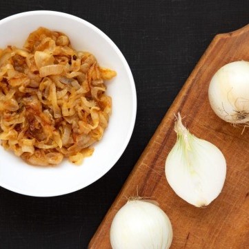 أسرار تحمير البصل من دون أن يحترق