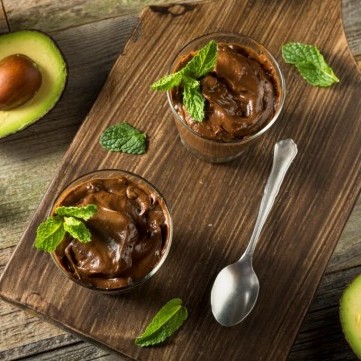 موس الشوكولاتة بالأفوكادو الغني بالدهون الصحية والبروتين