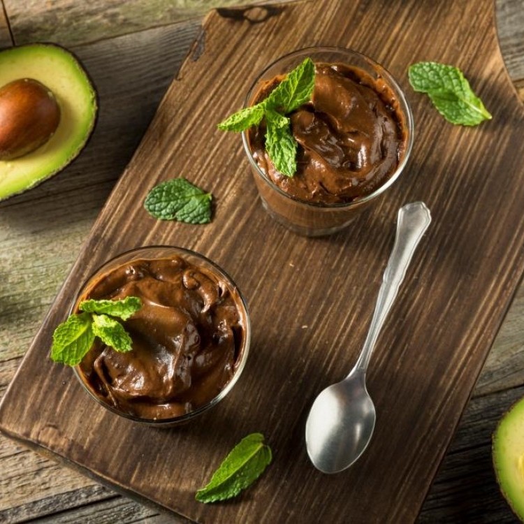 موس الشوكولاتة بالأفوكادو الغني بالدهون الصحية والبروتين