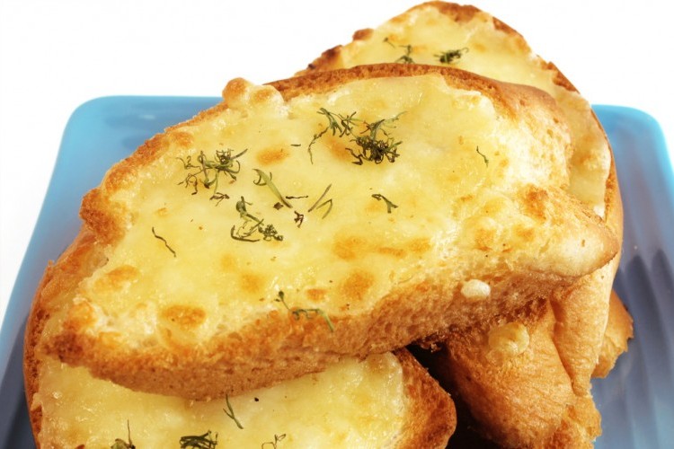 خبز الثوم مع جبن الموزريلا فريكو