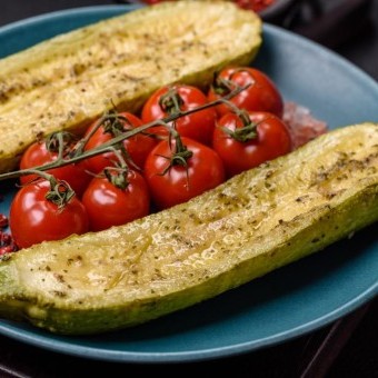 الكوسا بزيت زيتون والبندورة للرجيم