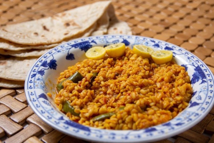 العدس الأصفر بالطماطم