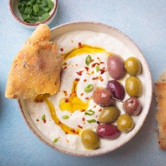 تغميسة اللبنة بالزيتون والبندورة المجففة