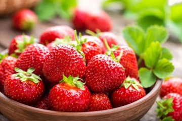 الفراولة التي فقدت شكلها الجميل: 7 أفكار لاستخدامها قبل التلف