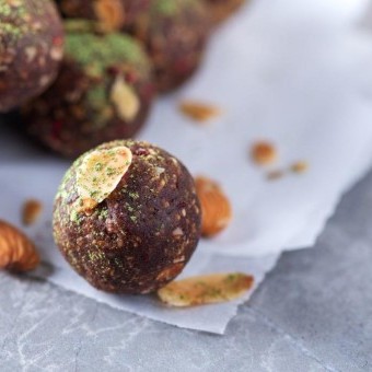 كرات التمر باللوز للعيد