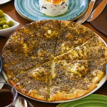 مناقيش زيت وزعتر للفطور