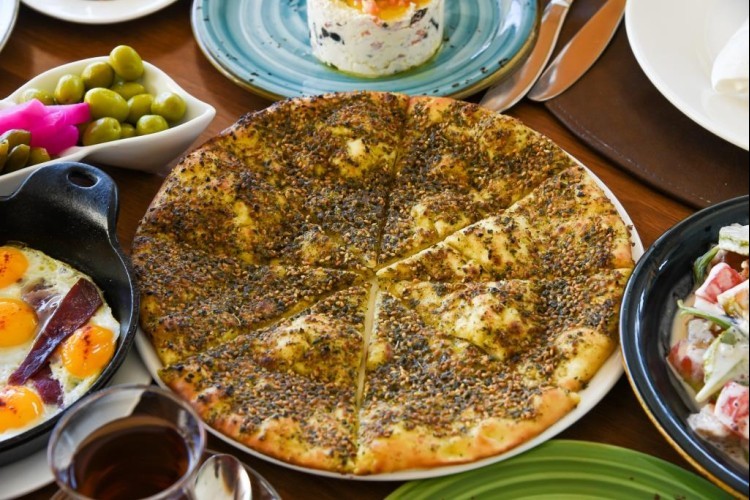 مناقيش زيت وزعتر للفطور