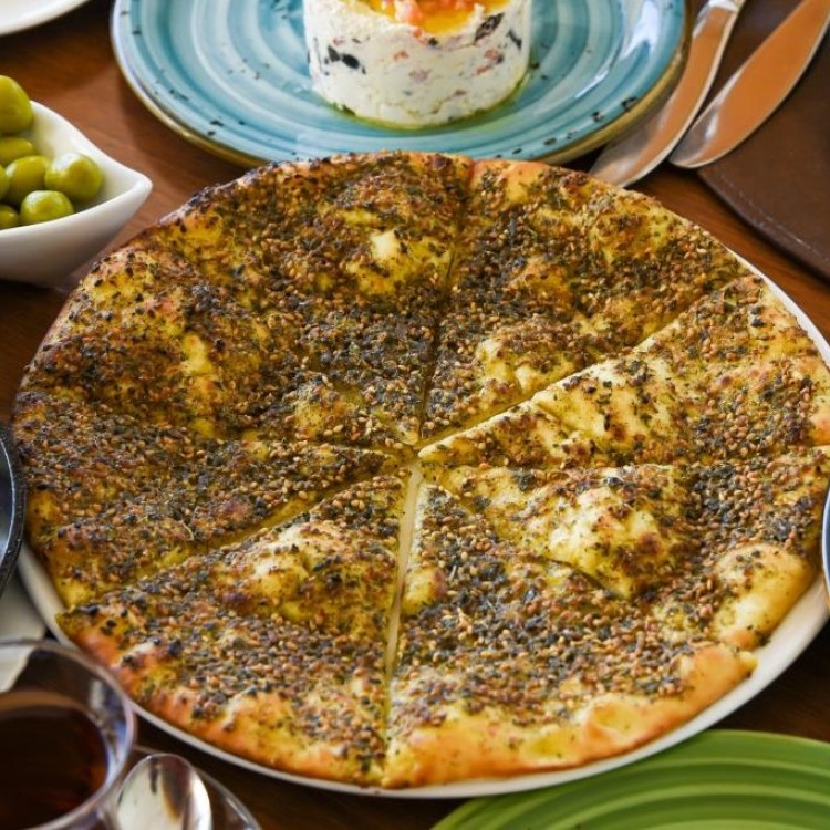 مناقيش زيت وزعتر للفطور