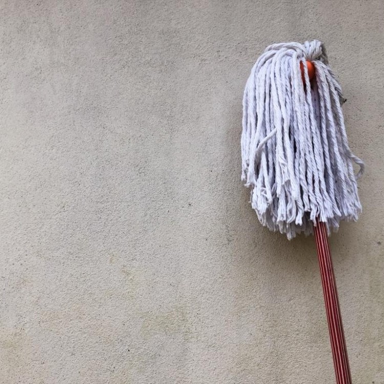 اللبن منتهي الصلاحية يحافظ على أرضياتك بطريقة طبيعية