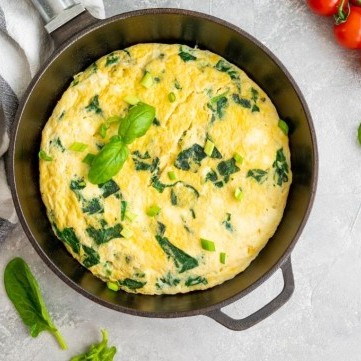 بيض بالجبن والسبانخ في المقلاة