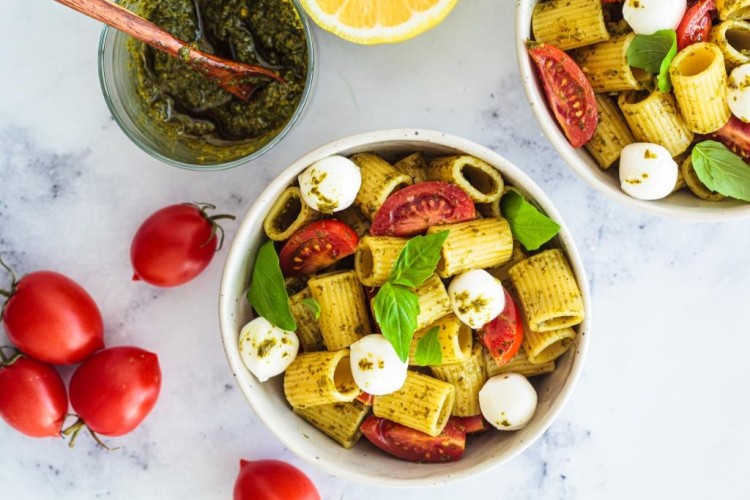 سلطة الباستا الباردة بصوص البيستو