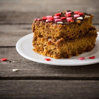 كيكة التمر الهشة بالزبادي