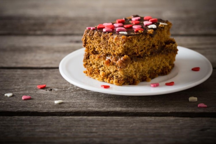 كيكة التمر الهشة بالزبادي